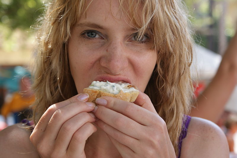 wikiblondewomaneating.jpg