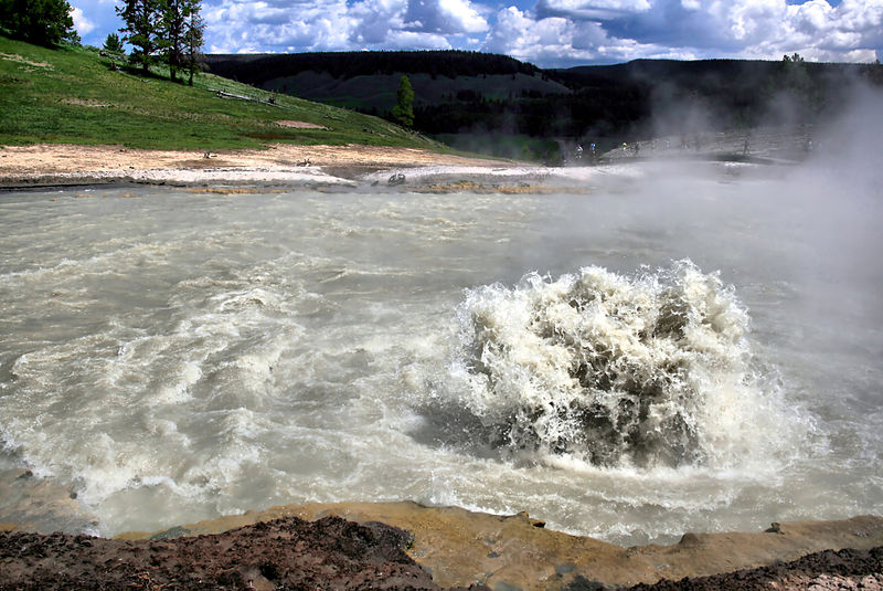 wikiboilinglakeinYellowstoneNationalPark.jpg