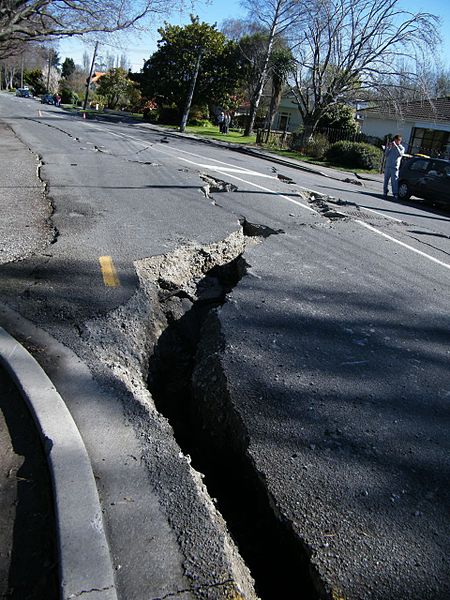 wikiearthquakecracksinroad.jpg