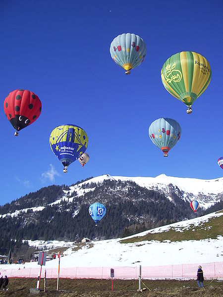 wikihotairballoonsoversnowymountain.jpg