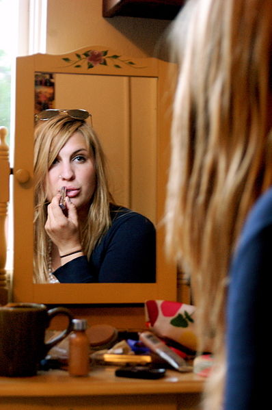 wikiputtingonlipstick.jpg