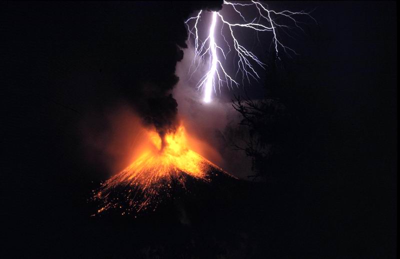wikirinjanivolcanoerupting.jpg