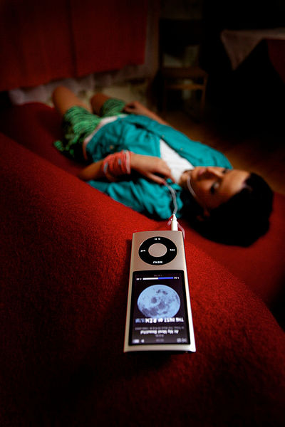 wikiwomanwithipod.jpg